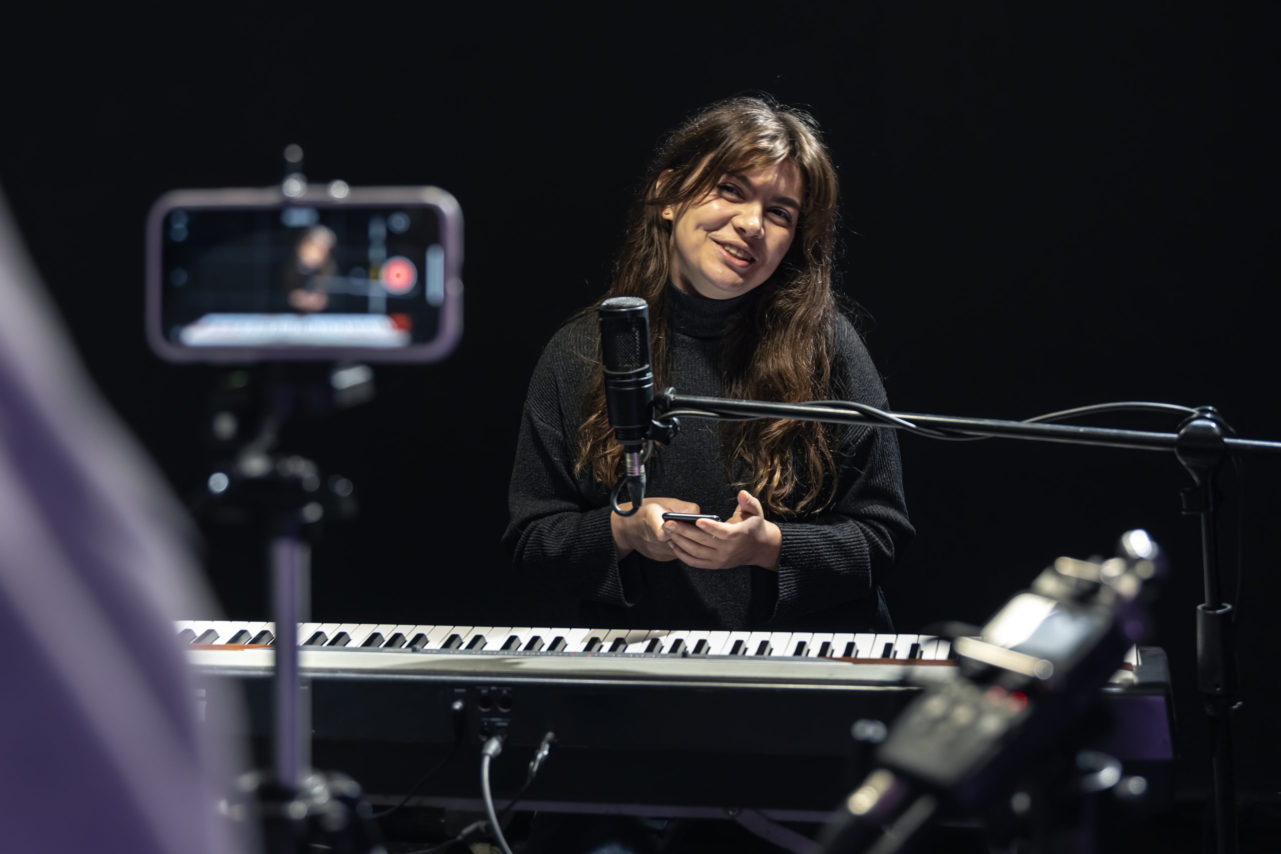 el proceso de grabacion de contenido de video para aprender tocar el piano